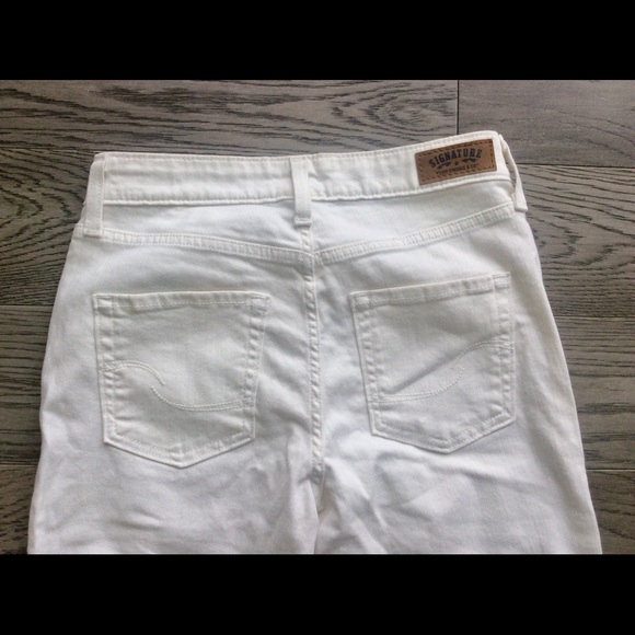 LEVI’S WHITE MID RISE SLIM CUFFED JEANS. Size 2 - Picture 2 of 8